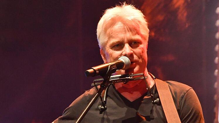 Werner Schmidbauer begeisterte mit seinem Lied für Mandela. Foto: Ronald Rinklef