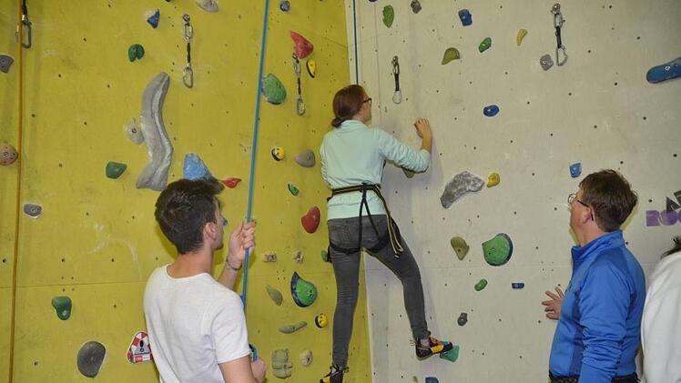 Zwei Jugendliche  üben an der Kletterwand in Kronach unter der Aufsicht von Reimund Heinlein (rechts) vom DAV.Karl-Heinz Hofmann