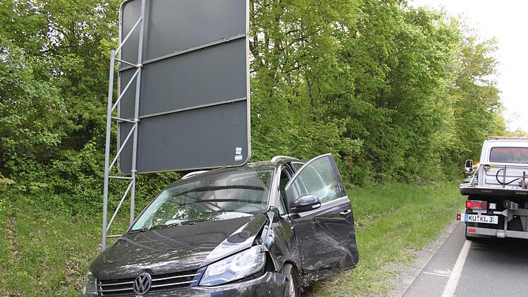 Der Sharan kam unter dem Verkehrsschild zum Stehen.