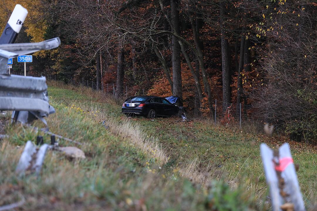 Schwerer Unfall auf der  A9: Auto kracht  durch Leitplanke und stürzt die Böschung hinab