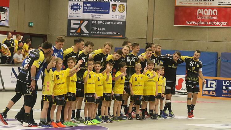 Die HSC-Mannschaft mit Einlaufkindern vor dem Spiel