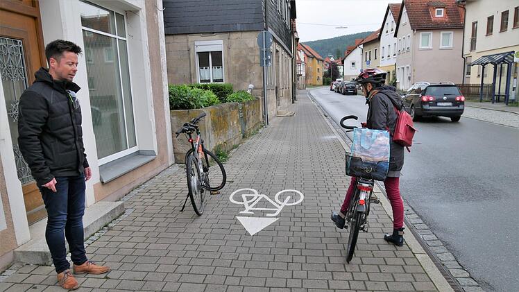 Der Gehweg an der Friesener Stra&szlig;e, der stadteinw&auml;rts ein St&uuml;ck weit von Radfahrern genutzt werden darf, sorgt f&uuml;r Verwirrung. Foto: Sandra Hackenberg