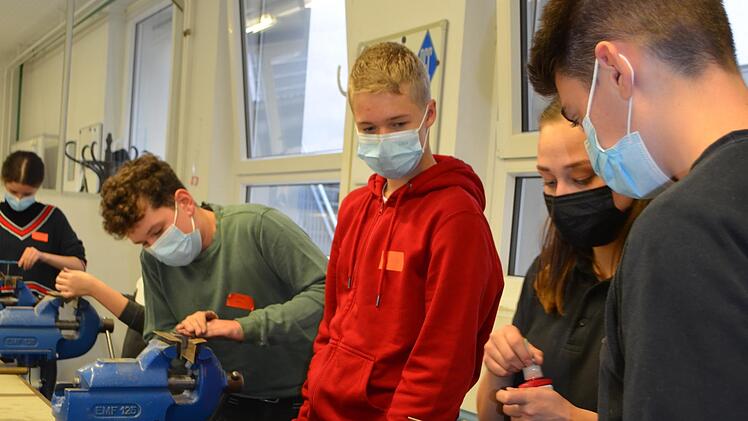Beim Ausbildungstag von Dietze & Schell durften die Schülerinnen und Schüler auch selbst Hand anlegen. In der Lehrwerkstatt wurde gefeilt und geschliffen, Gewinde geschnitten und an der Bohr- und Graviermaschine gearbeitet. Am Ende konnte jeder auch ein selber angefertigtes Werkstück mit nach Hause nehmen.