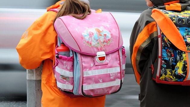 Schüler mit Schulranzen, Schulweg, Grundschule