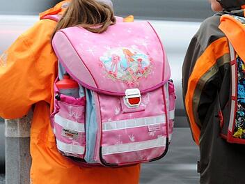 Schüler mit Schulranzen, Schulweg, Grundschule