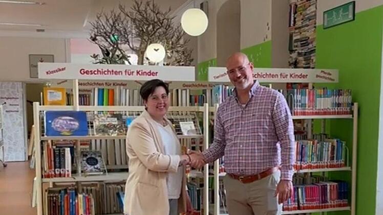 Sebastian Schneider, Präsident des Lionsclubs Hammelburg-Bad Brückenau, und Bibliotheksleiterin Cindy Paulus