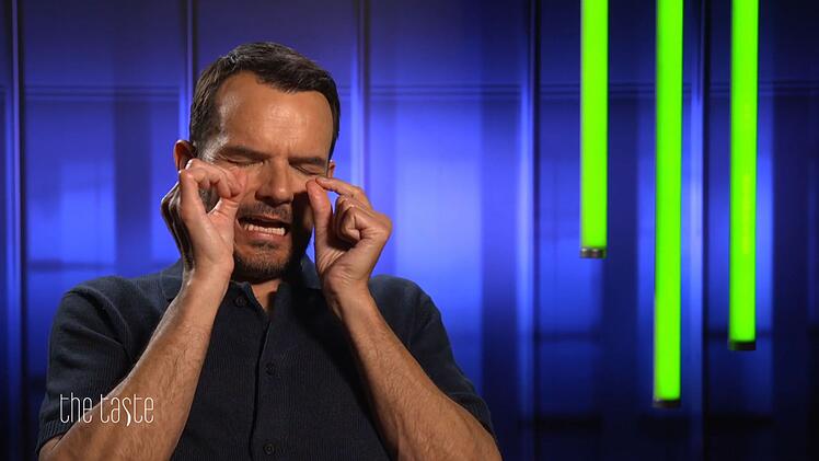 Sch&auml;rfe, Sch&auml;rfe, Sch&auml;rfe: Steffen Henssler verlangt, dass seine Team-Kandidaten die Zur&uuml;ckhaltung beim W&uuml;rzen endlich aufgeben.