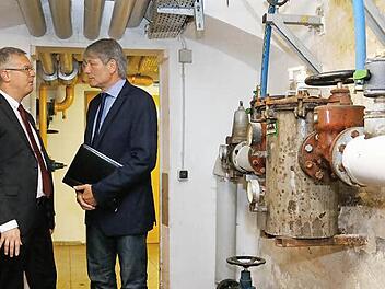Unser Archivbild vom 8. September zeigt JVA-Leiter Ulrich Mann (links) und den Vorsitzenden des Anstaltsbeirates, MdL Heinrich Rudrof (CSU) bei der Besichtigung der in die Jahre gekommenen Heizungsanlage im Keller. Foto: Matthias Hoch