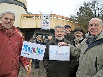 Roman Jonas, Wilhelm Schmitt, Axel Heim und Wolfgang Blümlein (von links) kämpfen in vorderster Front für das Bad. Foto: H. Breitenbach