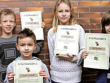 Diese vier Kinder sind die jeweils besten Leser ihrer Klasse.  Foto: privat