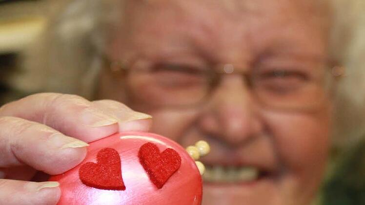 Ursula Hohe freut sich über eine Liebesorgel mit Herzchen.