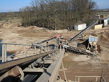 Der neue Saugbagger (oben) liefert den Rohstoff für das Geschäft von Carsten Stadelmann. In einer eigenen Anlage (unten) wird der Sand aufbereitet.  Fotos: Andreas Dorsch