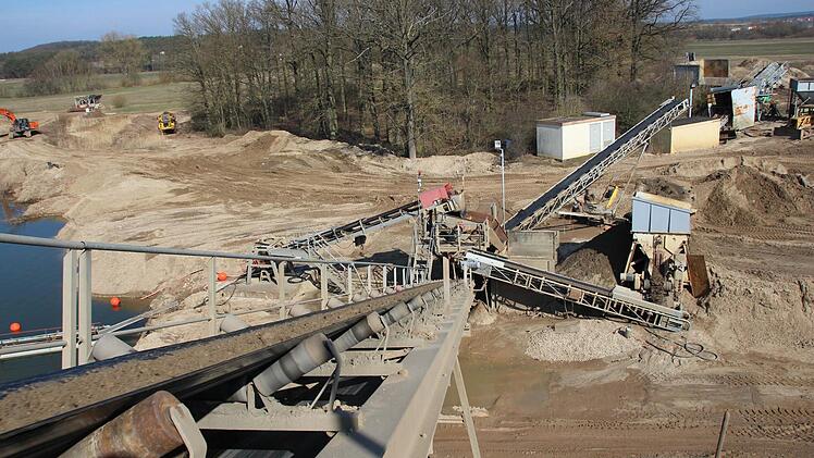 Der neue Saugbagger (oben) liefert den Rohstoff für das Geschäft von Carsten Stadelmann. In einer eigenen Anlage (unten) wird der Sand aufbereitet.  Fotos: Andreas Dorsch