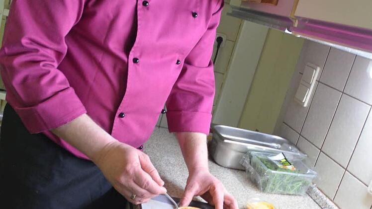 Joachim Schelbert probiert neue Burgerideen aus .Foto: Rainer Lutz