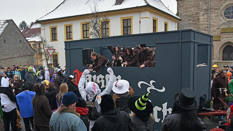 Als Klosterbrüder reihten sich die Mitglieder des Après Ski Clubs Obertheres mit beziehungsweise in einem Kasten Kaiser Heinrich Bier in den Faschingszug ein.
