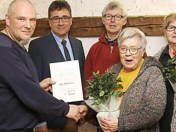 Ehrenmitglied ist nach über drei Jahrzehnten im Vorstand jetzt Ruth Baldamus. Mit im Bild (von links) Vorsitzender Heiko Böge, Bürgermeister Rolf Rosenbauer, Magdalena Müller und Heidi Pustlauk  Foto: M. Stelzner