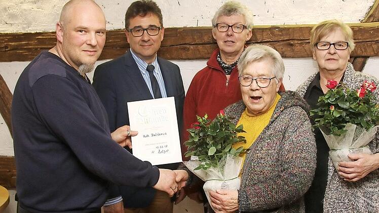 Ehrenmitglied ist nach über drei Jahrzehnten im Vorstand jetzt Ruth Baldamus. Mit im Bild (von links) Vorsitzender Heiko Böge, Bürgermeister Rolf Rosenbauer, Magdalena Müller und Heidi Pustlauk  Foto: M. Stelzner
