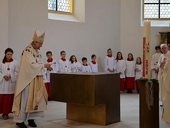 Erzbischof Ludwig Schick weiht den neuen Altar. Fotos: Andrea Spörlein