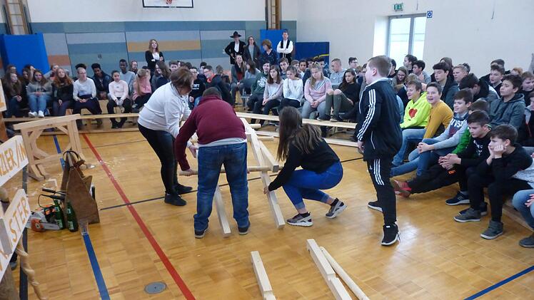 Die Schüler dürfen die Brücke auseinanderbauen und wieder zusammensetzen. Foto: Michael Kübert