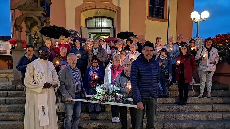 Trotz Regen machten sich die Gläubigen mit der beleuchteten  Fatima-Madonna auf den Weg durch Bad Brückenau.  Pfarrer  Fidelis  Bayo Kwazu lädt einmal im Monat zu Fatima-Andachten ein. Die Prozession  ist der Jahreshöhepunkt der Andachten. Foto: Marion Eckert