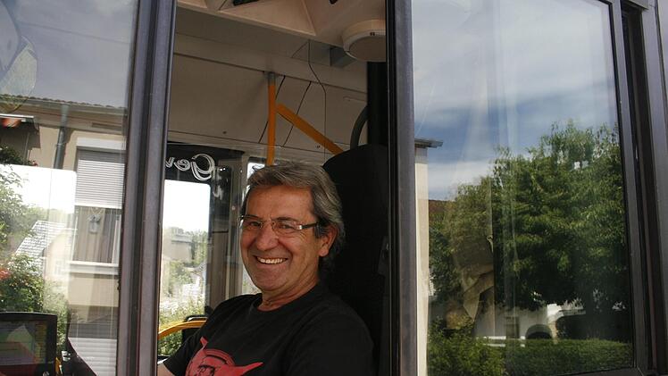 Er ist in den vergangenen 25 Jahren in Lautertal und Dörfles-Esbach zu einer Institution geworden: Egon Eichhorn. Seit einem Vierteljahrhundert sorgt er vorbildlich dafür, dass die Kinder sicher zur Schule hin- und zurückkommen. Am 17. Juli lässt er das letzte Mal den Motor seines markanten Gelenkbusses an, dann wartet auf ihn das Rentnerdasein. Foto: Martin Rebhan