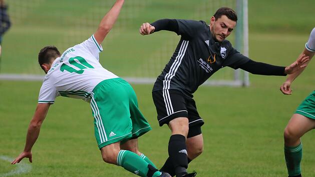 Geh&ouml;rt zu den Stammkr&auml;ften des Kreisligisten SV Ramsthal: Simon Ke&szlig;ler (rechts). Foto: Sebastian Schmitt