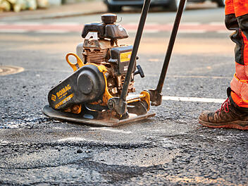 Eilsanierung in Bamberg: Fahrbahndecke von Schlagl&ouml;chern &uuml;bers&auml;t