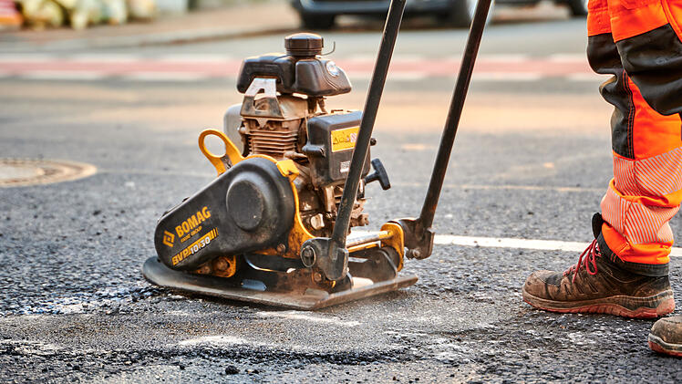 Eilsanierung in Bamberg: Fahrbahndecke von Schlagl&ouml;chern &uuml;bers&auml;t