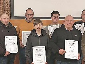 Ehrungen f&uuml;r die h&ouml;chste Lebenstagsleistung je Betriebsrasse im Landkreis sowie f&uuml;r 100.000 kg Milch Lebensleistungsk&uuml;he: von links Klaus F&ouml;rster (AELF Kitzingen-W&uuml;rzburg), Elmar Best (Motten), Alexander M&uuml;ller (Modlos), Martin Hahn (Modlos), Jako...