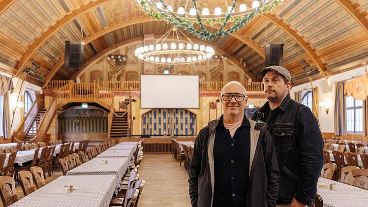 Simon Schwarz (links) und Sebastian Bezzel d&uuml;rfen auch hinter die Kulissen und in nicht immer zug&auml;ngliche Nebenr&auml;ume blicken.