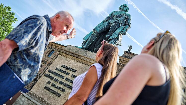 Am Denkmal des Universit&auml;tsgr&uuml;nders Markgraf Friedrich.