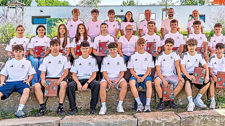Das sind sie: die neuen DFB-Junior-Coaches, die sich nach absolvierter Ausbildung zum Gruppenbild im Schulgarten des Friedrich-R&uuml;ckert-Gymnasiums versammelt haben &ndash; unter ihnen auch Marvin Koch, der seinen Lehrgang im vergangenen Jahr absolviert h...