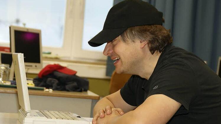 Markus ist ein Mobber, ob auf dem Schulhof oder im Internet. Theaterpädagoge Dirk Bayer gastierte mit "Krasses Zeug" an der Berufsschule in Haßfurt. Fotos: Sabine Weinbeer