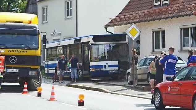 Der Linienbus hat erst das Haus mit der Nummer 50 (links) gestreift und kam dann am Nachbarhaus zum Stehen.