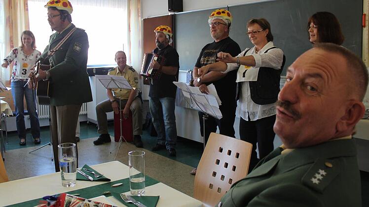 Zum Abschied von Siggi Nürnberger (rechts) spielten die Kollegen auf. Foto: Andreas Dorsch