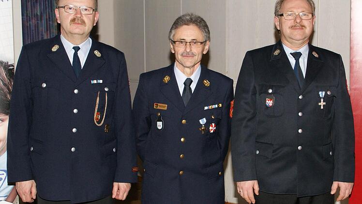 Urgesteine des Kreis-Feuerwehrverbands Haßberge (von links): Schatzmeister Robert Müller, Kreisvorsitzender Werner Stumpf und Schriftführer Matthias Burkard. Alle drei hören auf. Fotos: Sabine Weinbeer