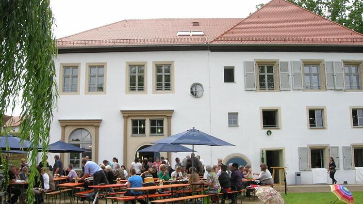 Vor dem Schloss ließ es sich am Wochenende gut feiern. Foto: Annette Schäfer