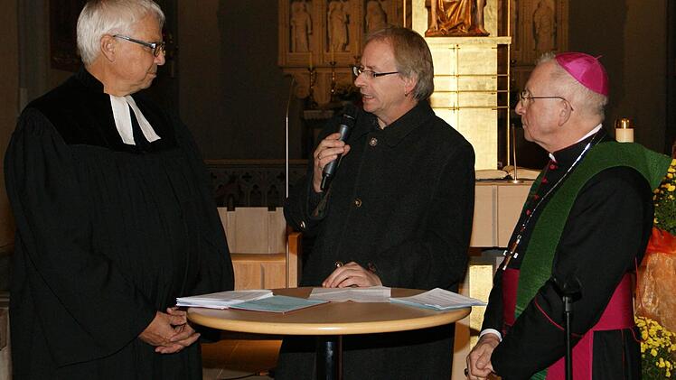 Anstelle einer Predigt gab es im Eröffnungsgottesdienst in der Ritterkapelle ein Interview. Pfarrer Hans-Christian Neiber (Mitte) fragte Weihbischof Ulrich Boom (links) und Landesbischof i.R. Johannes Friedrich nach ihrem Jesus-Bild und den für sie prägendsten Bibel-Gleichnissen.  Foto: Sabine Weinbeer