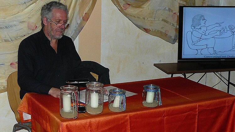 Axel Bochnia liest einem gereimten Kriminalfall.