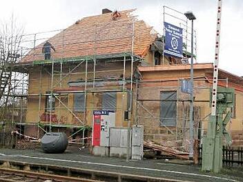 Die Bauarbeiten am Bahnhofsgebäude gehen zügig voran. Derzeit bringt Zimmerer Peter Konrad die Dachlatten auf.  Foto: Tobias Braunersreuther