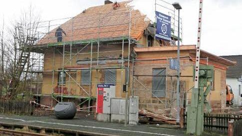 Die Bauarbeiten am Bahnhofsgebäude gehen zügig voran. Derzeit bringt Zimmerer Peter Konrad die Dachlatten auf.  Foto: Tobias Braunersreuther