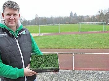 Es grünt bald künstlich auf dem Hauptspielfeld des FC Baunach: Vereinsvorsitzender Volker Dumsky präsentiert ein Muster. Foto: Ralf Kestel