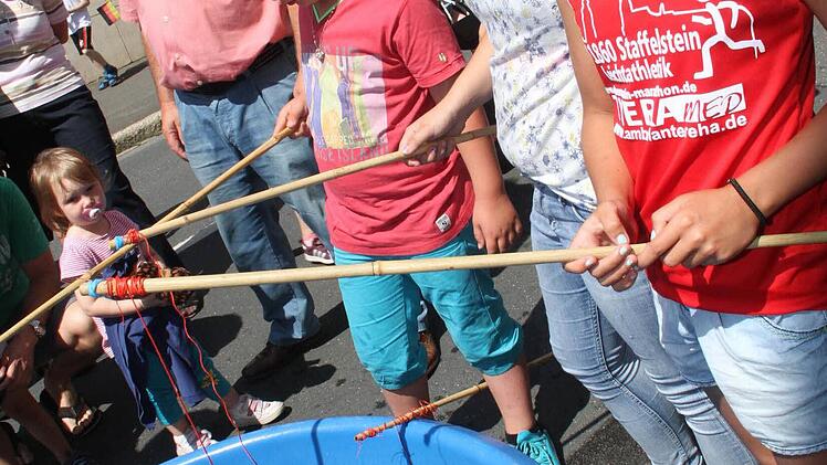 Fürs Entenangeln konnten sich sogar größere Kinder begeistern. Foto: Gerda Völk