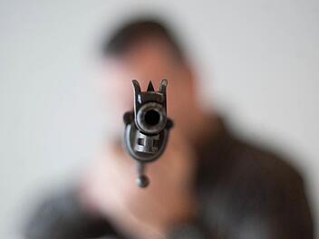 Der Bbesitz einer Schreckschusswaffe brachte einem 71-Jährigen Ärger mit der Justiz ein. der mann war bereits einschlägig aufgefallen. jetzt musste er sich vor dem Haßfurter Amtsgericht verantworten. Symbolfoto: Victoria Bonn-Meuser, dpa