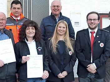 Hohe Ehrungen bei der BRK Bereitschaft Stockheim. Vorne von links Willi Haderlein, Heidi Beez (Sachgebietsverantwortliche Blutspenden), Katharina Herbst (stv. Kreisbereitschaftsleiterin), Bereitschaftsleiter Robin Peter, Kreisgeschäftsführer Roland Beierwaltes. Zweite Reihe von links Ralf Schmidt (stv. Kreisbereitschaftsleiter - Ehrenamtsmanager) und Zweiter Bürgermeister Siegfried Weißerth. Foto: K.- H. Hofmann