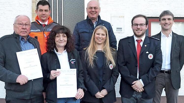 Hohe Ehrungen bei der BRK Bereitschaft Stockheim. Vorne von links Willi Haderlein, Heidi Beez (Sachgebietsverantwortliche Blutspenden), Katharina Herbst (stv. Kreisbereitschaftsleiterin), Bereitschaftsleiter Robin Peter, Kreisgeschäftsführer Roland Beierwaltes. Zweite Reihe von links Ralf Schmidt (stv. Kreisbereitschaftsleiter - Ehrenamtsmanager) und Zweiter Bürgermeister Siegfried Weißerth. Foto: K.- H. Hofmann