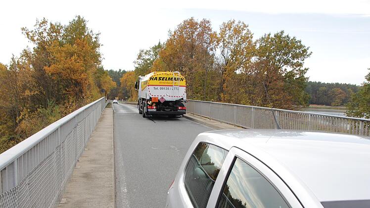 Eng geht es zu auf der Brücke bei Neuhaus. Sie ist eine der Autobahnquerungen, die im Zuge des A3-Ausbaus verbreitert werden soll.  Foto: Andreas Dorsch