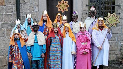 Breitbrunn — In Breitbrunn waren die Sternsinger in drei Gruppen unterwegs, gingen von Haus zu Haus, schrieben "20*C + M+ B + 19" an die Tür und sammelten Geld für Kinder in der Welt.  Foto: Günther Geiling