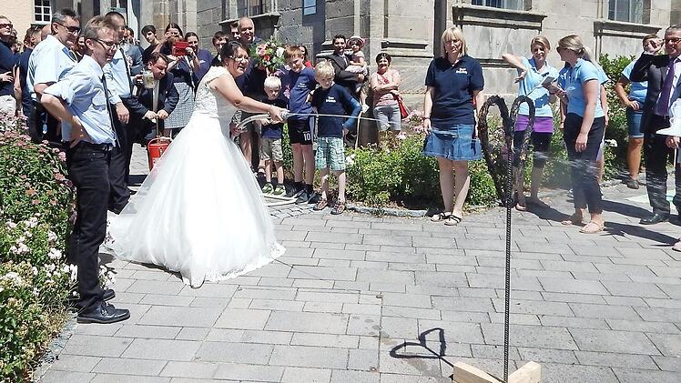 Das Brautpaar musste verschiedene Aufgaben lösen. Foto: Horst Wunner