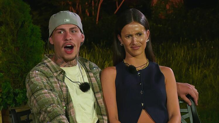 "Langweilig" findet Ginger Tano (links) und Anna (rechts).